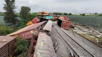 Train derails with more than 30 cars in La Barca