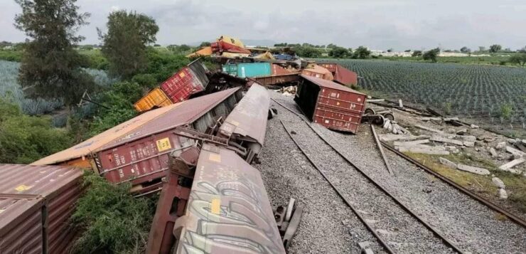 Train derails with more than 30 cars in La Barca