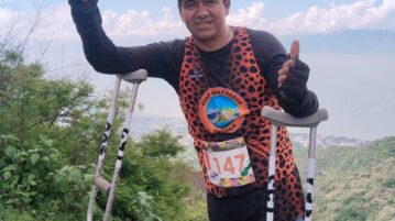 Tito races 18 km from La Christina to Ajijic on crutches