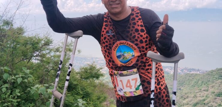 Tito races 18 km from La Christina to Ajijic on crutches