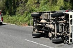 Delivery vehicle overturned on Chapala highway