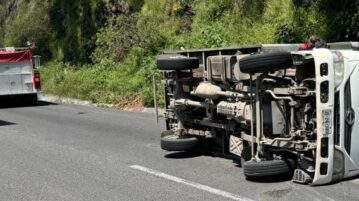 Delivery vehicle overturned on Chapala highway