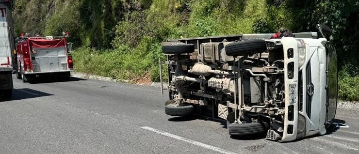 Delivery vehicle overturned on Chapala highway