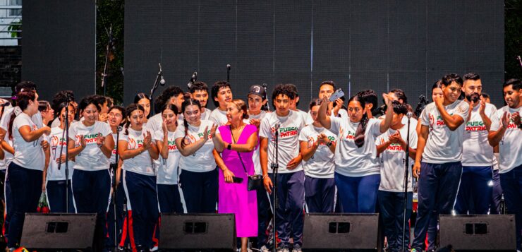 Students carry Patriotic Torch from Guanajuato