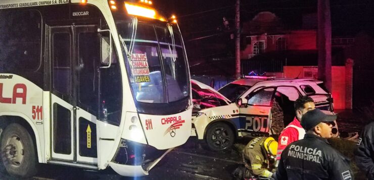 Chapala bus crashes into Chapala patrol car