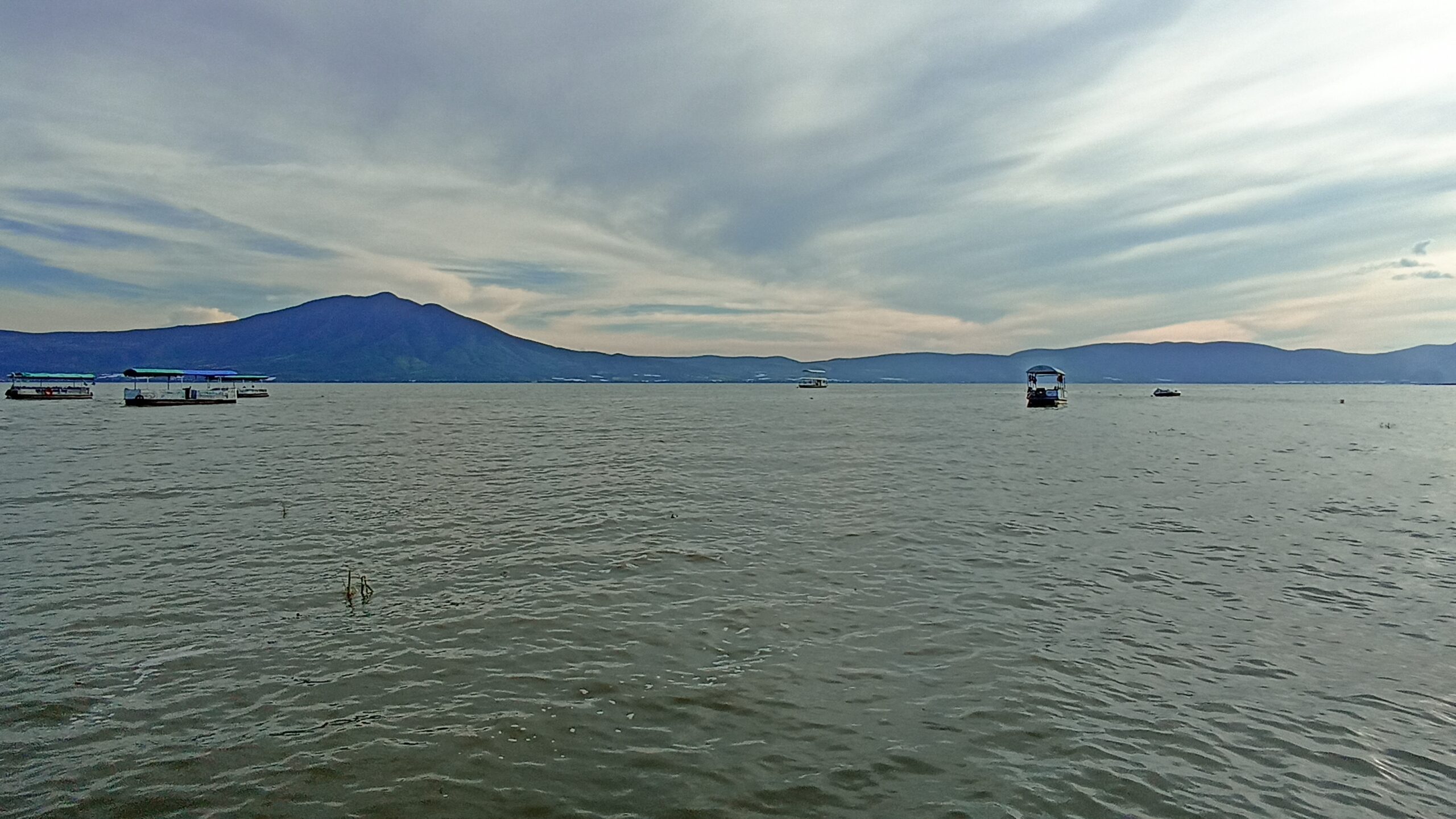 Child falls into Lake Chapala and dies