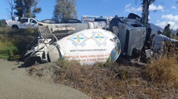 Cement truck goes off road and overturns in Jocotepec