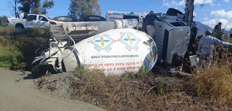 Cement truck goes off road and overturns in Jocotepec