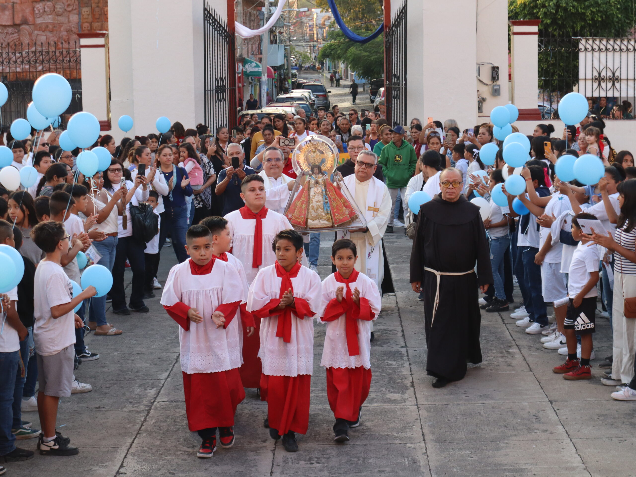 Ajijitecos gather to receive the Virgin of Zapopan