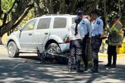 Motorcyclist crashes into pickup truck in La Floresta