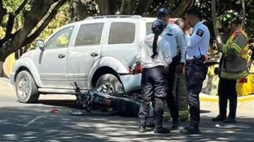 Motorcyclist crashes into pickup truck in La Floresta