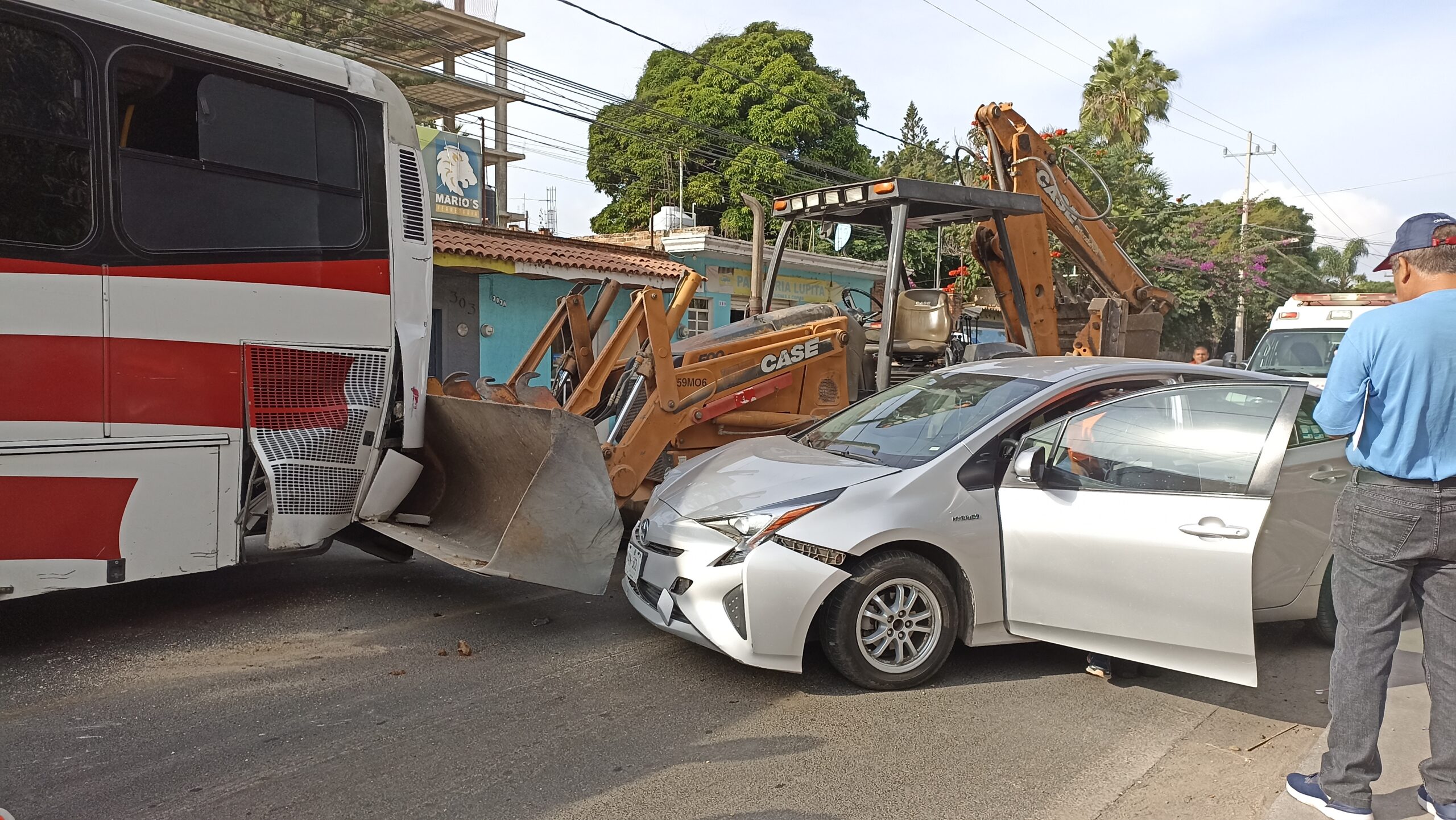 Front-loader, bus and car collide in San Juan Cosalá pileup