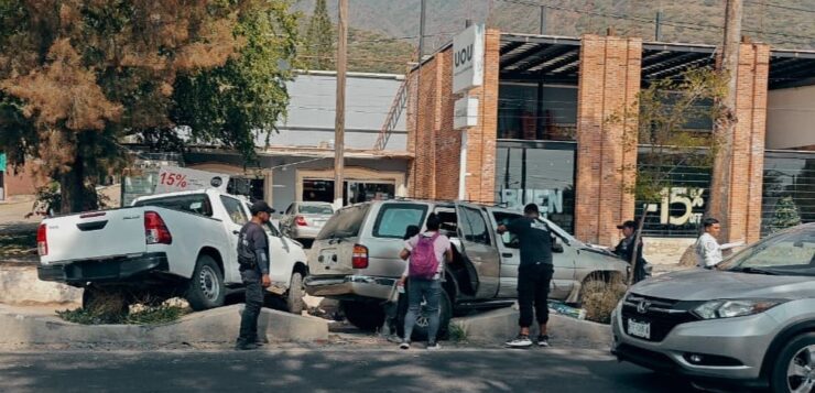 Three vehicles collide and block Ajijic bike lane