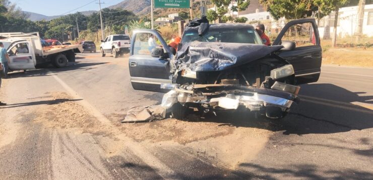 Two trucks collide on Jocotepec to Chapala highway