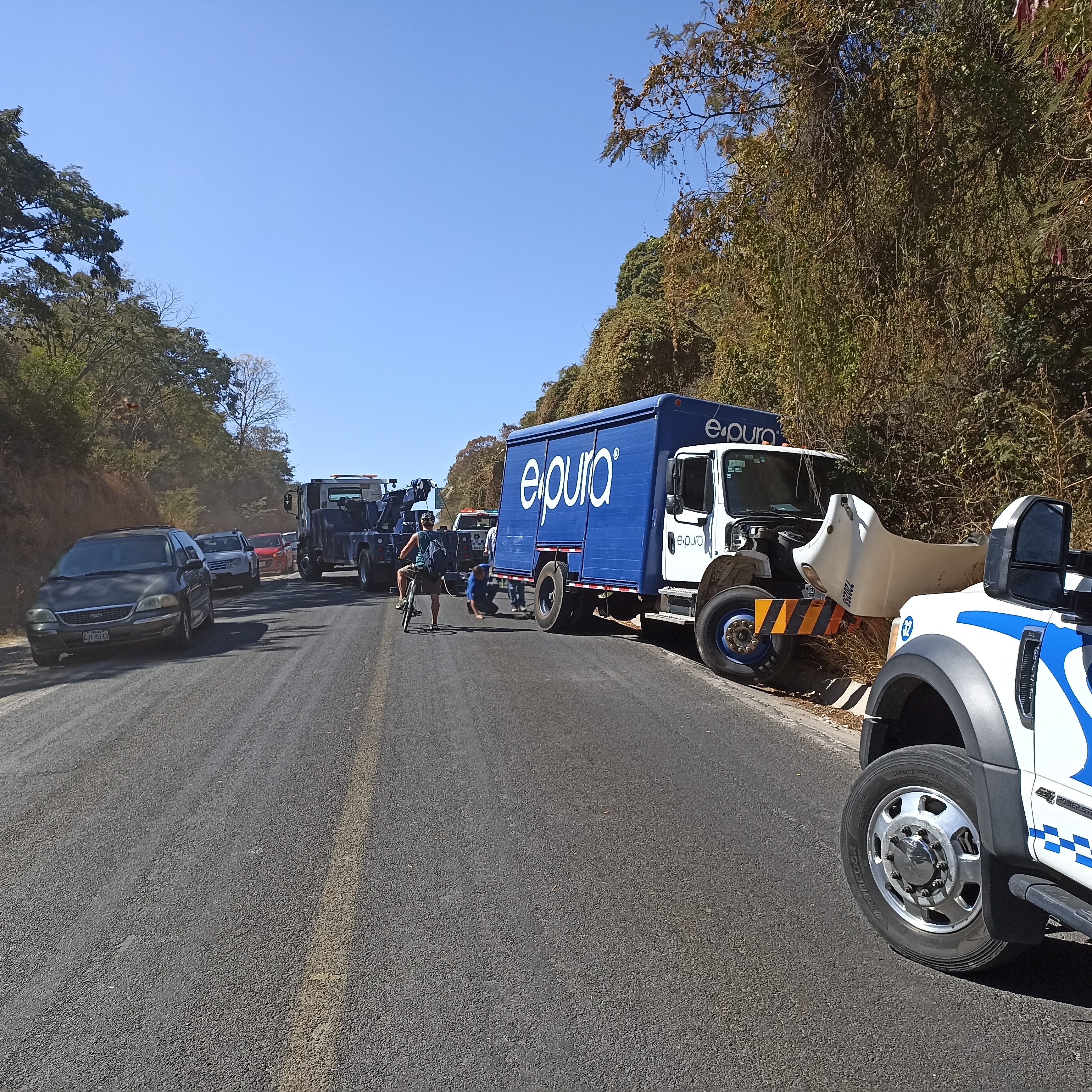 Truck accident blocks the Ajijic Libramiento