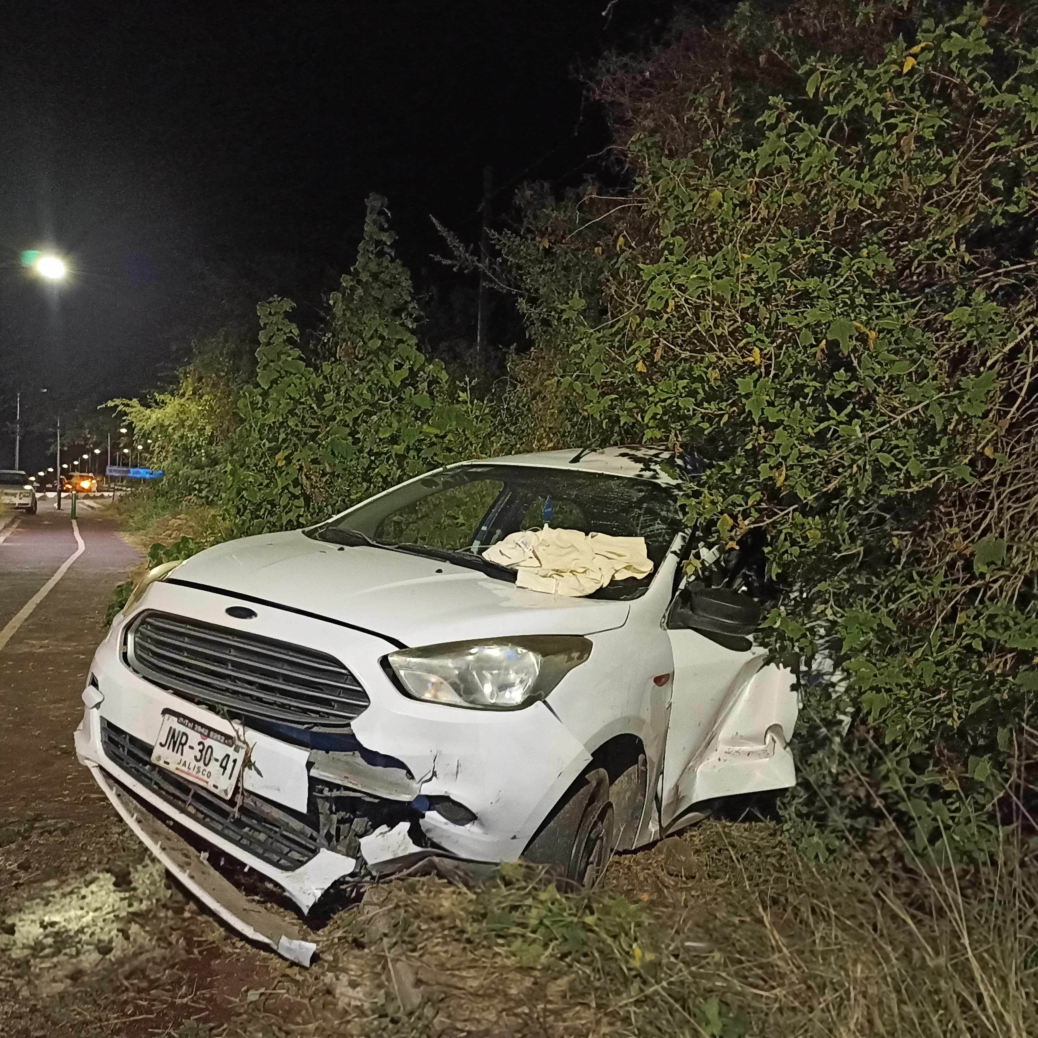 Car rear-ended on carretera in Jocotepec