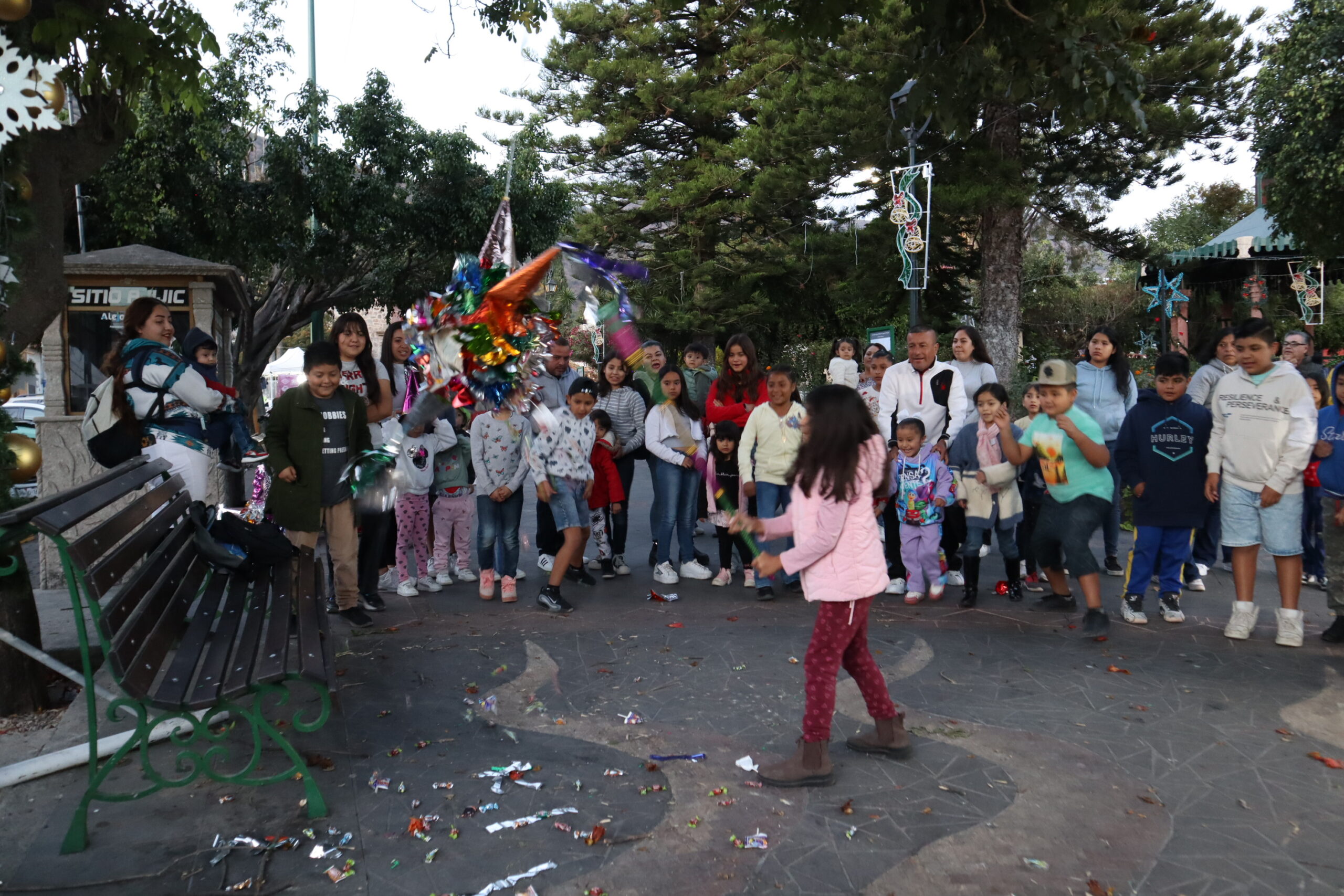 Large crowd celebrates Three Kings Day in Ajijic plaza