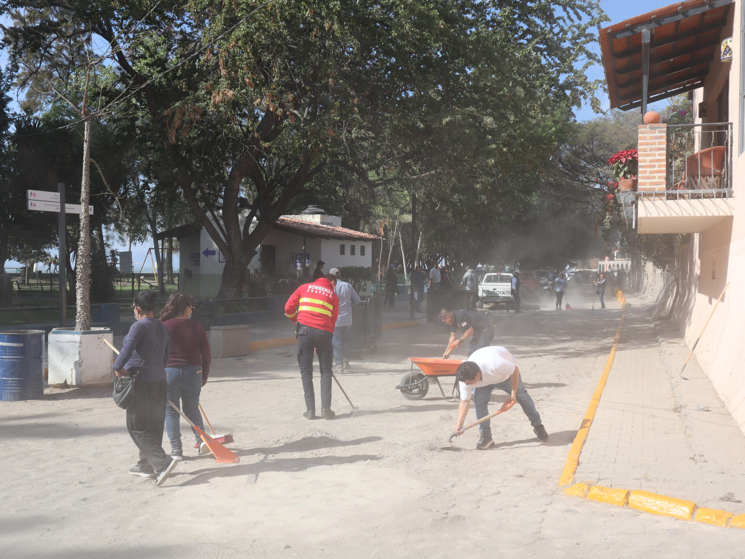 “Saturday in Action” community effort cleans Ajijic boardwalk