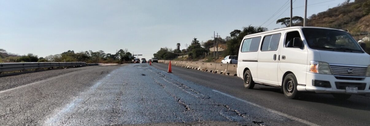  Federal government repairing Jocotepec’s old highway to Morelia <br /> <span style='color:#797979;font-size:15px;font-family: Georgia, Cambria, 'Times New Roman', Times, serif;'>The Jalisco SICT Center is carrying out repairs</span>