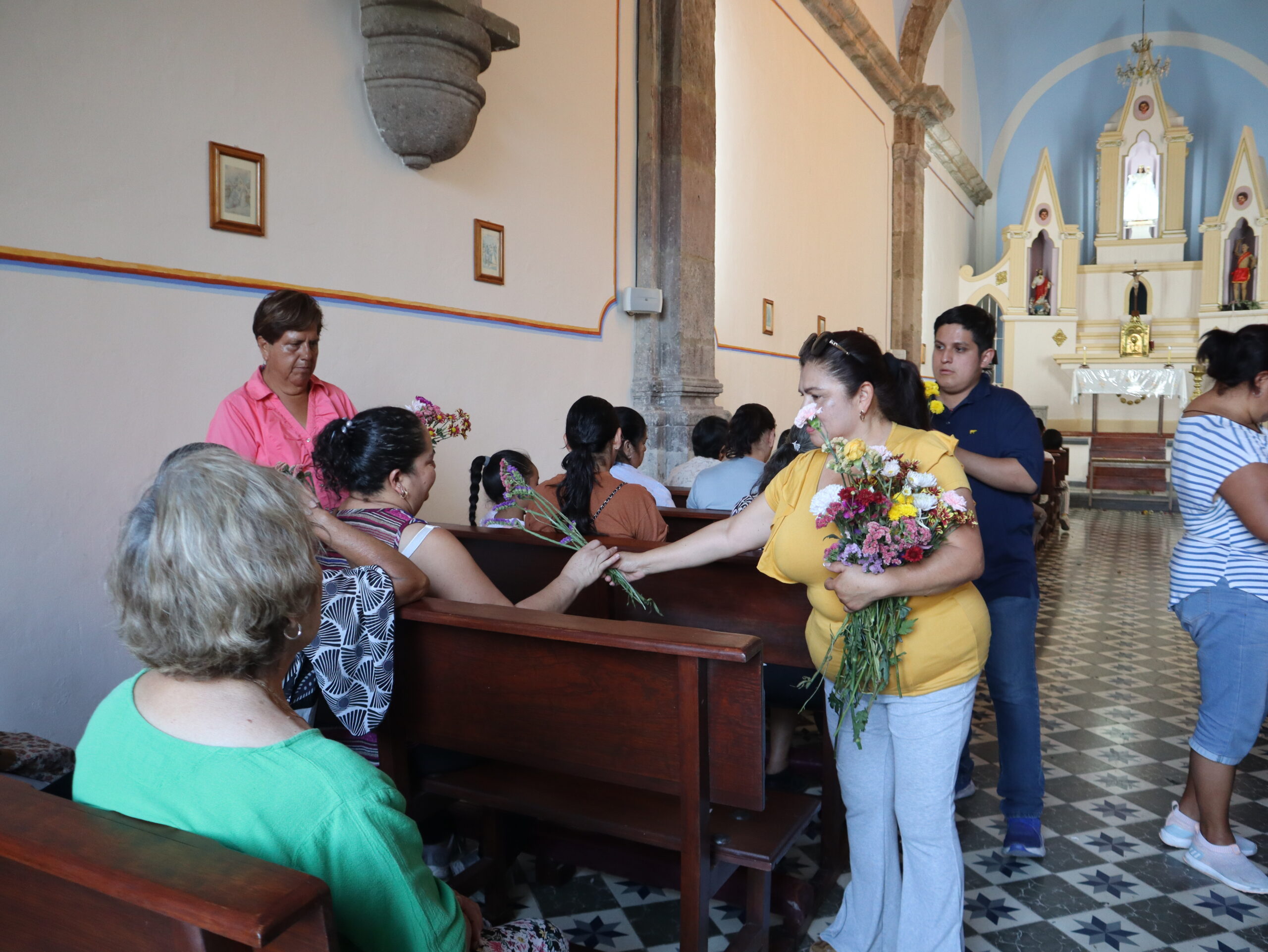 More flowers, faithful for Ajijic’s Virgin of the Rosary