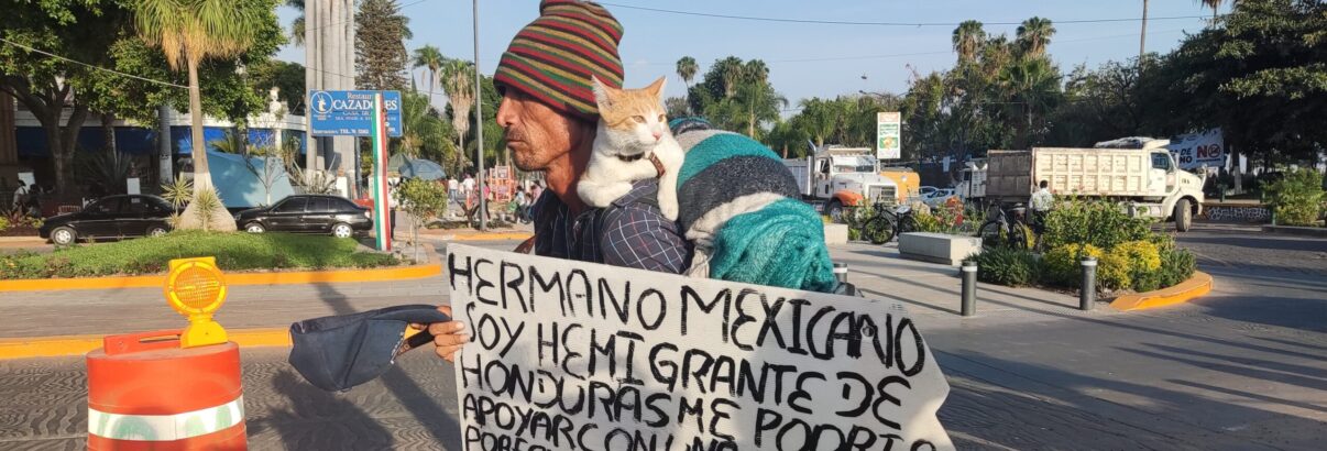  Chapala women take cat from Honduran migrant <br /> <span style='color:#797979;font-size:15px;font-family: Georgia, Cambria, 'Times New Roman', Times, serif;'>Women allege animal abuse, pet later returned</span>