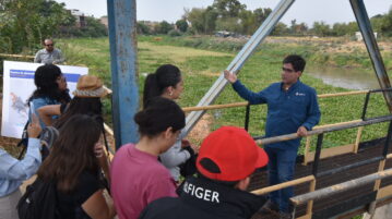 State and national officials tour the controversial Chapala-Guadalajara aqueduct