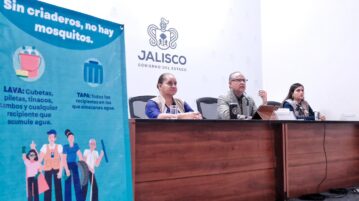 Jalisco has the dubious distinction of being the state with the most dengue cases in Mexico so far in 2025, with 787 confirmed infections as of June 12. In response, Jalisco Health Secretary Héctor Raúl Pérez Gómez announced at a June 17 press conference that “there was an increase of approximately 30% over 2024 in the resources allocated to dengue prevention.” The highest concentration of cases has been in Autlán, Puerto Vallarta, Ameca and Zapopan, where climatic conditions favor the proliferation of the mosquito that transmits the disease. In response to the increase in infections, the Jalisco Ministry of Health has intensified the 2025 State Strategy Against Dengue, focused on integrated vector management (i.e., reducing mosquitoes breeding and accessing humans), epidemiological surveillance, and home brigades to eliminate opportunities for mosquitoes to reproduce. Some 310 million pesos (around 15 million USD) have been allocated to strengthen prevention efforts, including fumigations in high-risk areas and infection awareness campaigns in schools and public spaces. Despite the increase in confirmed cases, authorities emphasize that no deaths have been reported in the state during 2025. However, they urge the population to continue preventive measures such as eliminating containers with standing water where mosquitoes may breed, applying insect repellent, and placing screens on doors and windows. The Health Secretary also announced actions to address this surge in cases in the state, specifically “an increase in vehicles and an upgrade of the fleet that transports the equipment for fumigation, for fogging, especially in public spaces, and to transport our brigades throughout the state, to the 125 municipalities, for those tasks that are also carried out in homes.” He also recommended increases in the amount and quality of insecticides as well as cooperation among the state’s municipalities. In this regard, Pérez Gómez detailed on social media, “One of the most important actions is the deployment of brigades that are already touring different neighborhoods in the state to eliminate breeding sites for the Aedes aegypti mosquito, which transmits dengue fever.” These brigades are made up of trained and properly identified personnel who perform tasks such as yard and rooftop inspections, applying larvicide to water tanks; providing public guidance on prevention measures; and detecting and eliminating potential breeding sites. Translated and edited by Bruce Bernhart