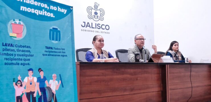 Jalisco has the dubious distinction of being the state with the most dengue cases in Mexico so far in 2025, with 787 confirmed infections as of June 12. In response, Jalisco Health Secretary Héctor Raúl Pérez Gómez announced at a June 17 press conference that “there was an increase of approximately 30% over 2024 in the resources allocated to dengue prevention.” The highest concentration of cases has been in Autlán, Puerto Vallarta, Ameca and Zapopan, where climatic conditions favor the proliferation of the mosquito that transmits the disease. In response to the increase in infections, the Jalisco Ministry of Health has intensified the 2025 State Strategy Against Dengue, focused on integrated vector management (i.e., reducing mosquitoes breeding and accessing humans), epidemiological surveillance, and home brigades to eliminate opportunities for mosquitoes to reproduce. Some 310 million pesos (around 15 million USD) have been allocated to strengthen prevention efforts, including fumigations in high-risk areas and infection awareness campaigns in schools and public spaces. Despite the increase in confirmed cases, authorities emphasize that no deaths have been reported in the state during 2025. However, they urge the population to continue preventive measures such as eliminating containers with standing water where mosquitoes may breed, applying insect repellent, and placing screens on doors and windows. The Health Secretary also announced actions to address this surge in cases in the state, specifically “an increase in vehicles and an upgrade of the fleet that transports the equipment for fumigation, for fogging, especially in public spaces, and to transport our brigades throughout the state, to the 125 municipalities, for those tasks that are also carried out in homes.” He also recommended increases in the amount and quality of insecticides as well as cooperation among the state’s municipalities. In this regard, Pérez Gómez detailed on social media, “One of the most important actions is the deployment of brigades that are already touring different neighborhoods in the state to eliminate breeding sites for the Aedes aegypti mosquito, which transmits dengue fever.” These brigades are made up of trained and properly identified personnel who perform tasks such as yard and rooftop inspections, applying larvicide to water tanks; providing public guidance on prevention measures; and detecting and eliminating potential breeding sites. Translated and edited by Bruce Bernhart