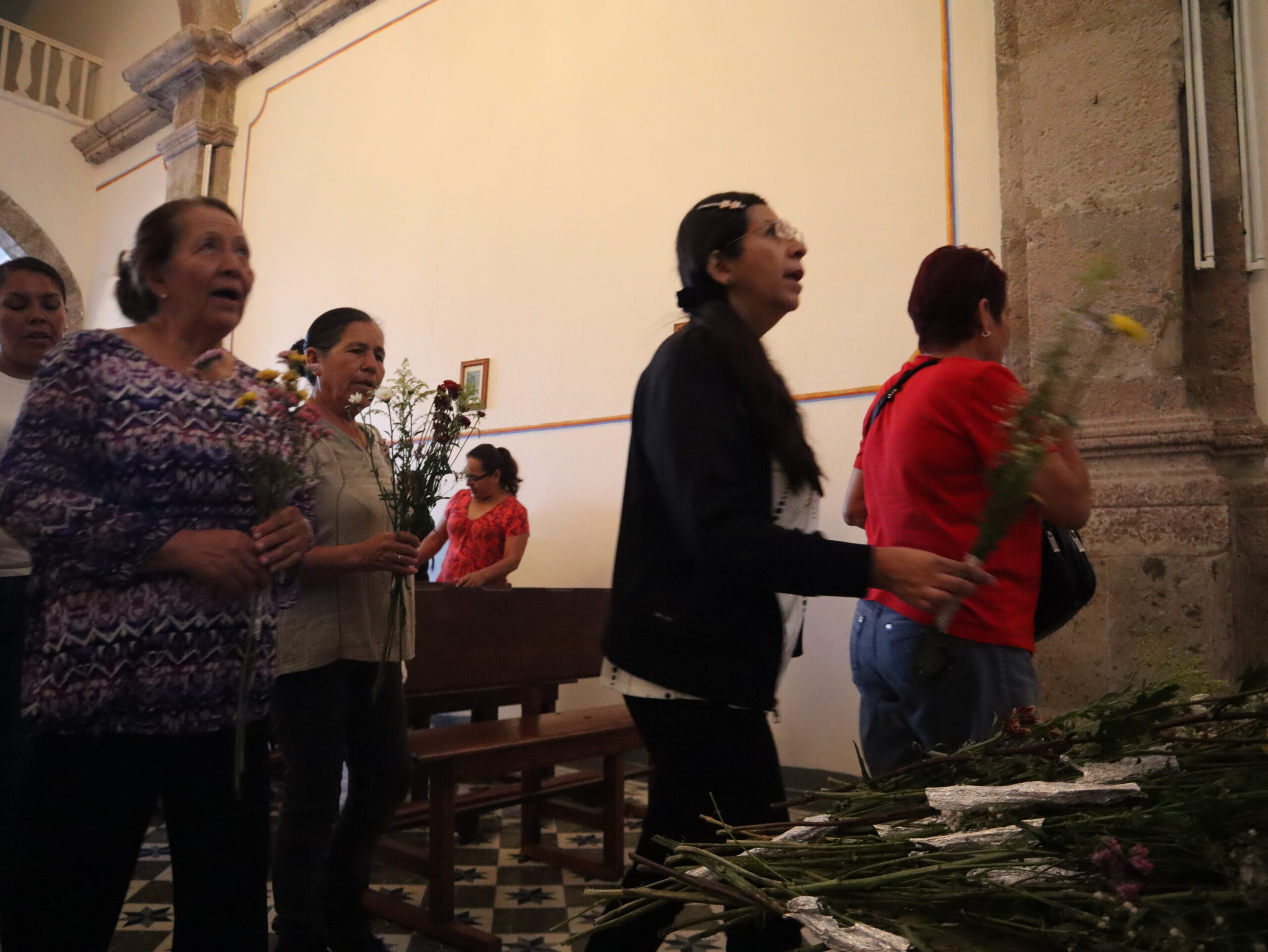 Ajijic continues traditional evening flower offerings through June