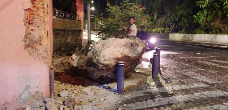 Chapala assessing risk after rockslides on Hidalgo Avenue