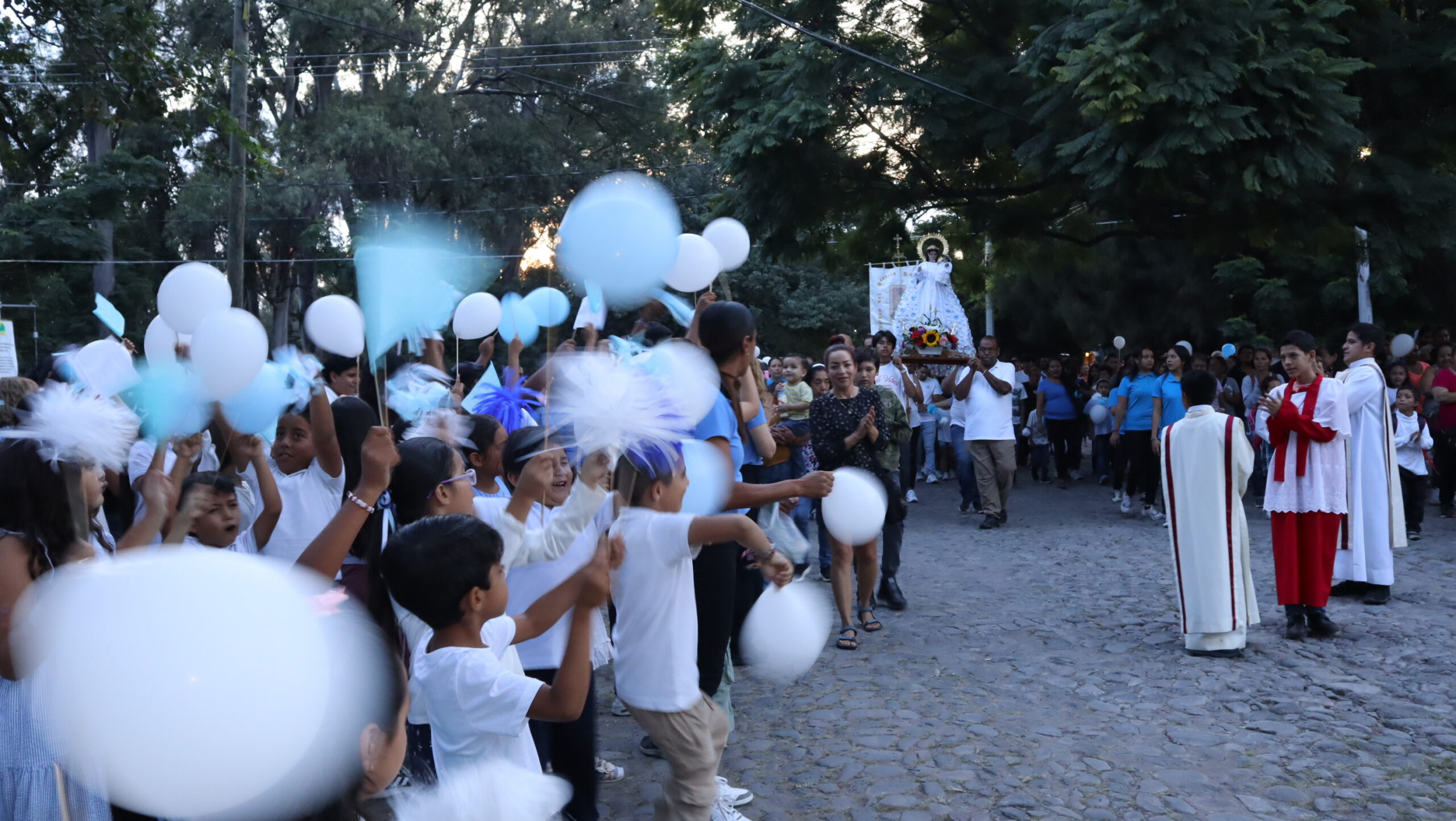 Virgin of the Rosary visits San Antonio Tlayacapan in procession