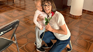 ‘Rose Girl’ returns to Niños Incapacitados clinic