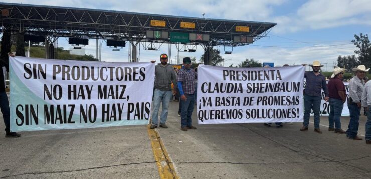Corn producers block highways in Jalisco