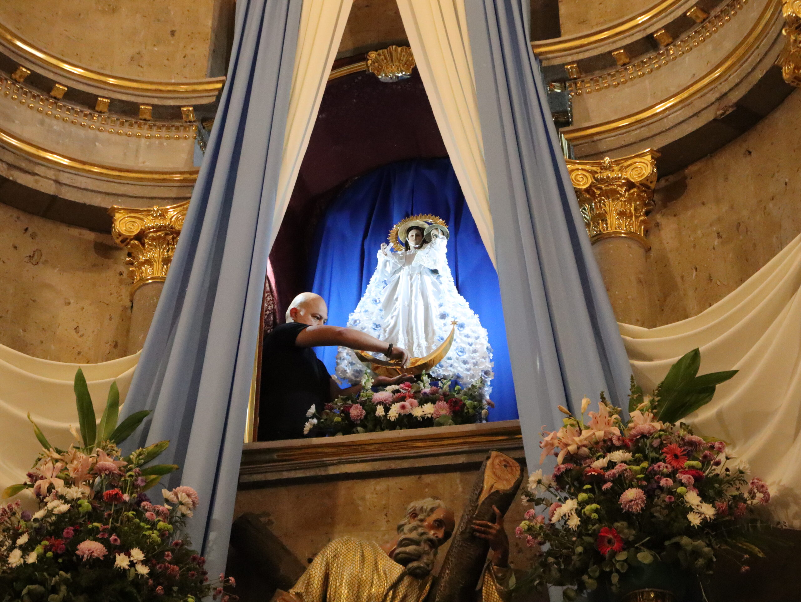 Ajijic residents prepare the Virgin of the Rosary