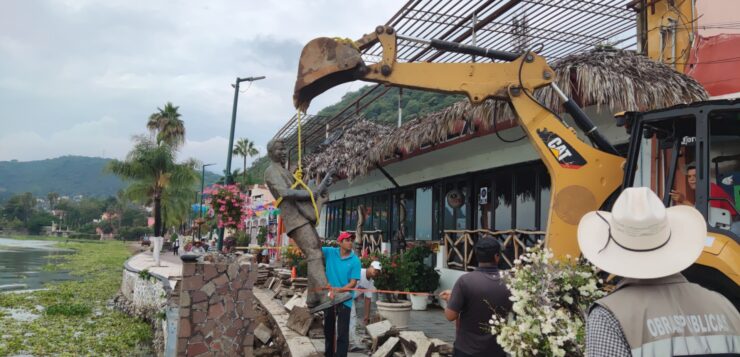 Mike Laure statue removed from Chapala boardwalk