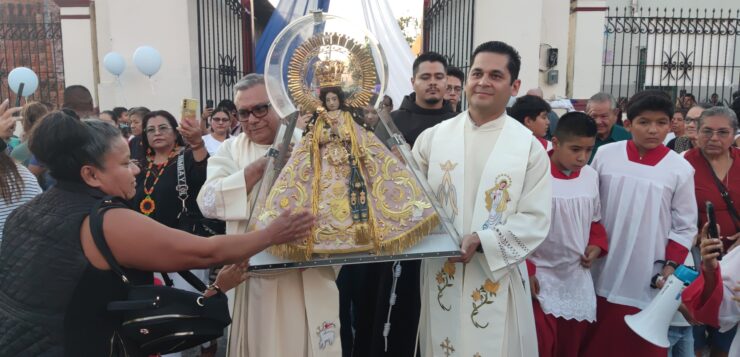 Crowds meet Virgin of Zapopan on her annual Ajijic visit