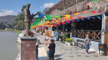 Mike Laure statue returns to Chapala Pier after 6-week absence
