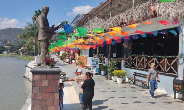 Mike Laure statue returns to Chapala Pier after 6-week absence