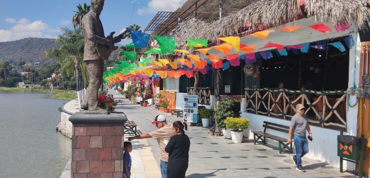 Mike Laure statue returns to Chapala Pier after 6-week absence