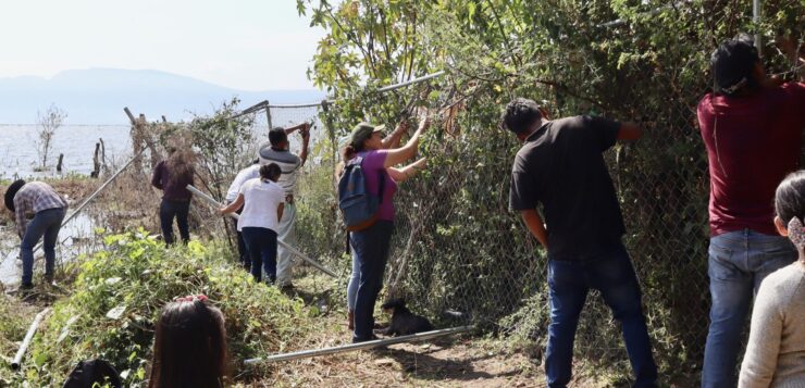 Pueblos Unidos de la Ribera tears down fence on lakeshore