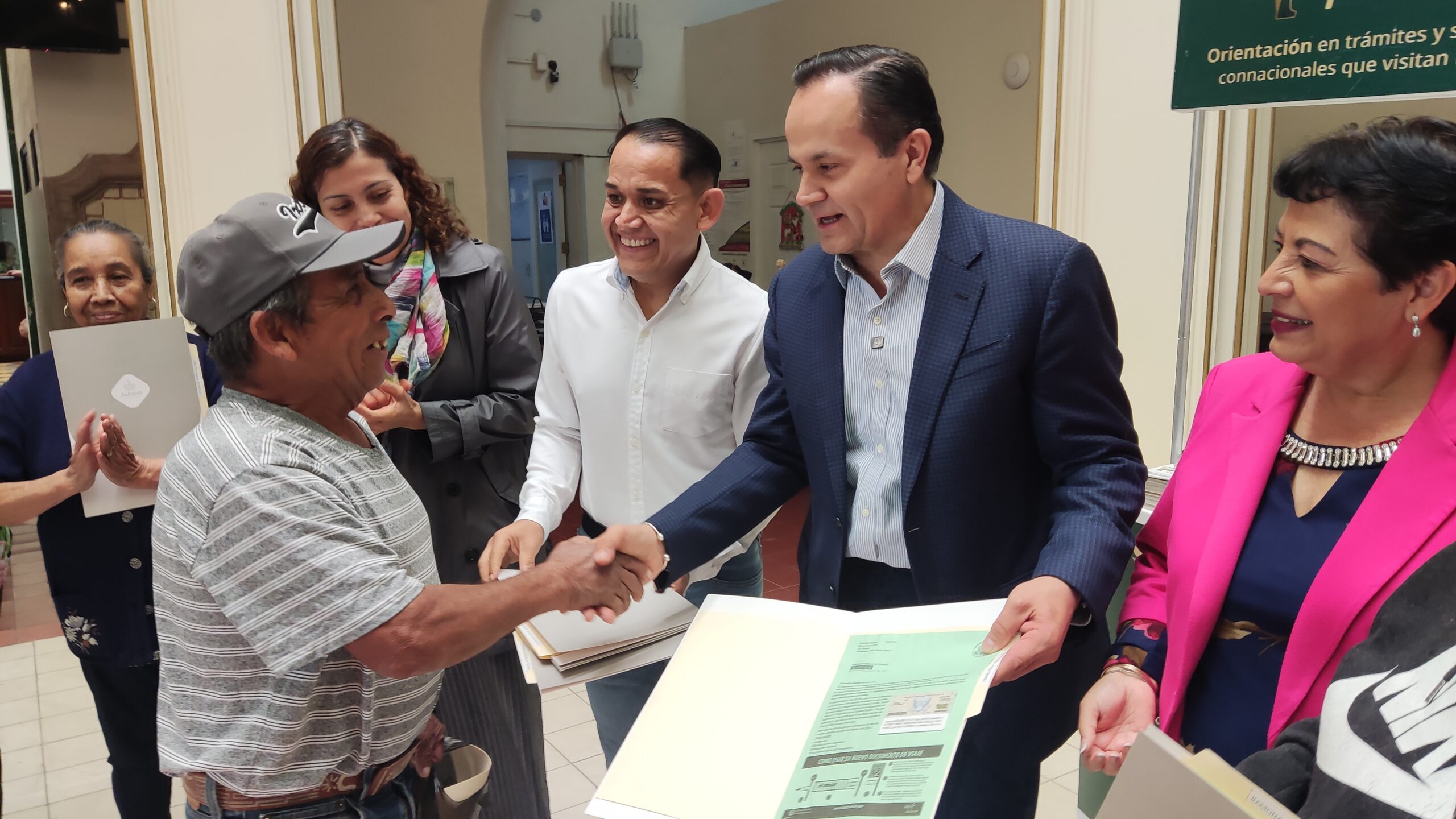 Chapala president delivers U.S. visas to eight seniors for reunion