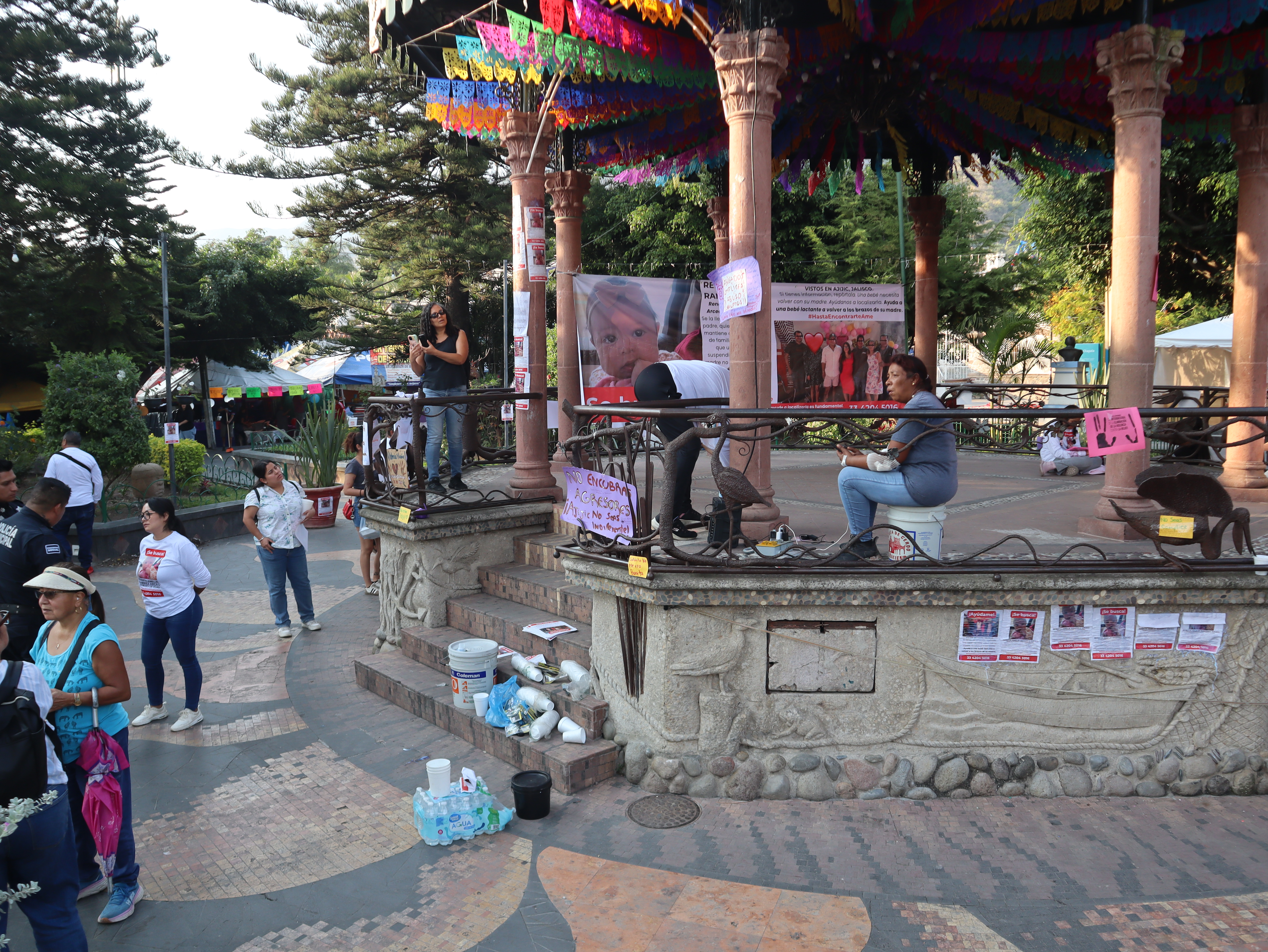 Ajijic plaza protest: woman demands the whereabouts of her baby