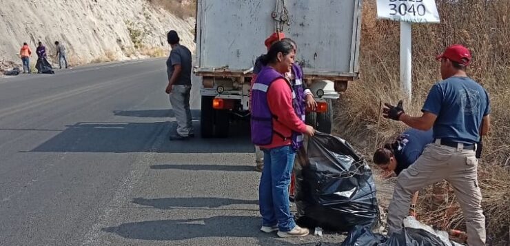 PHOTONOTE: City crews clean Jocotepec bypass