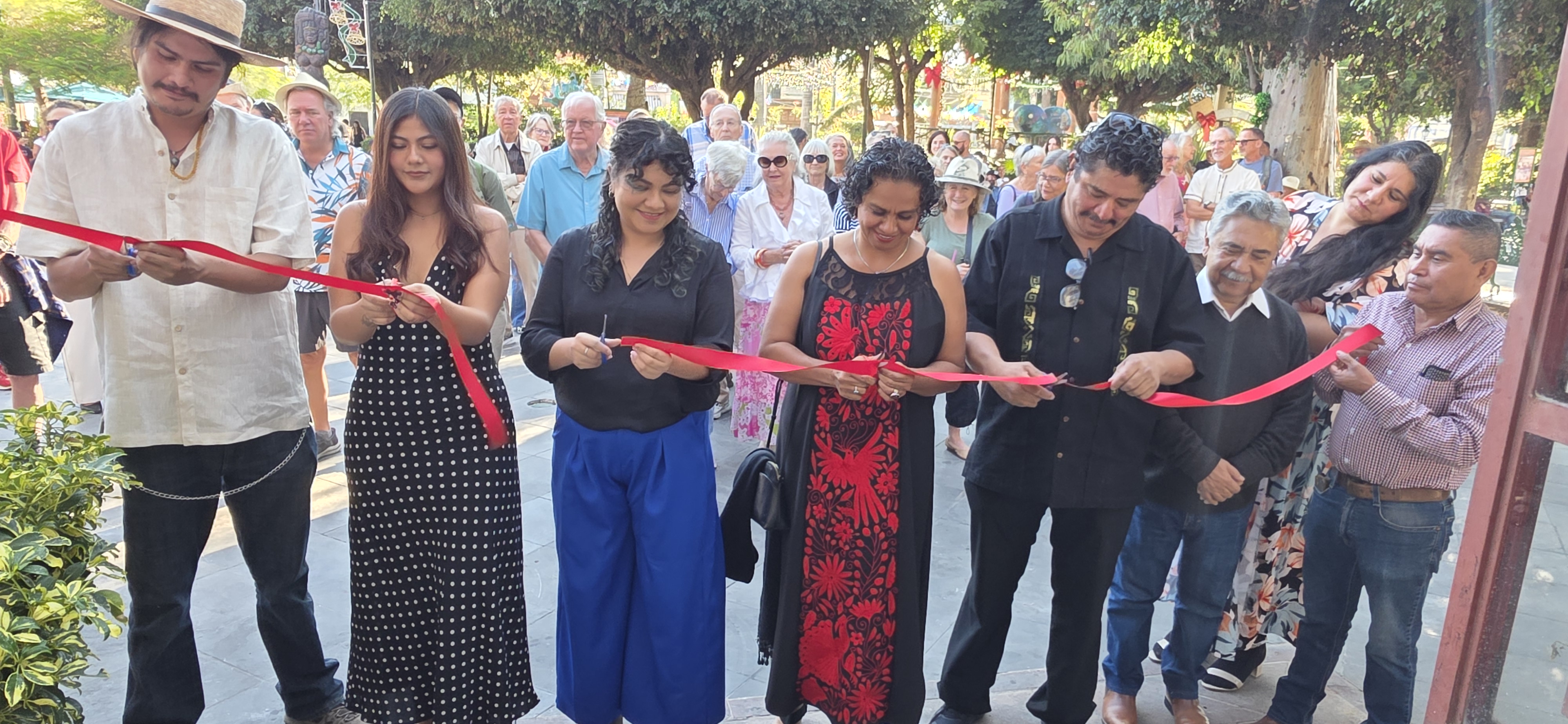The Centro Cultural Ajijic opens an exposition of art by Efrén González and other local artists.