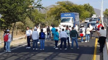 Chapala City Hall workers stage demonstration, blocking traffic