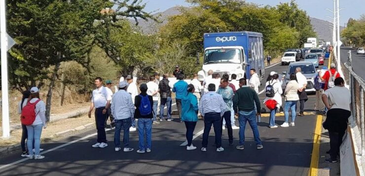 Chapala City Hall workers stage demonstration, blocking traffic