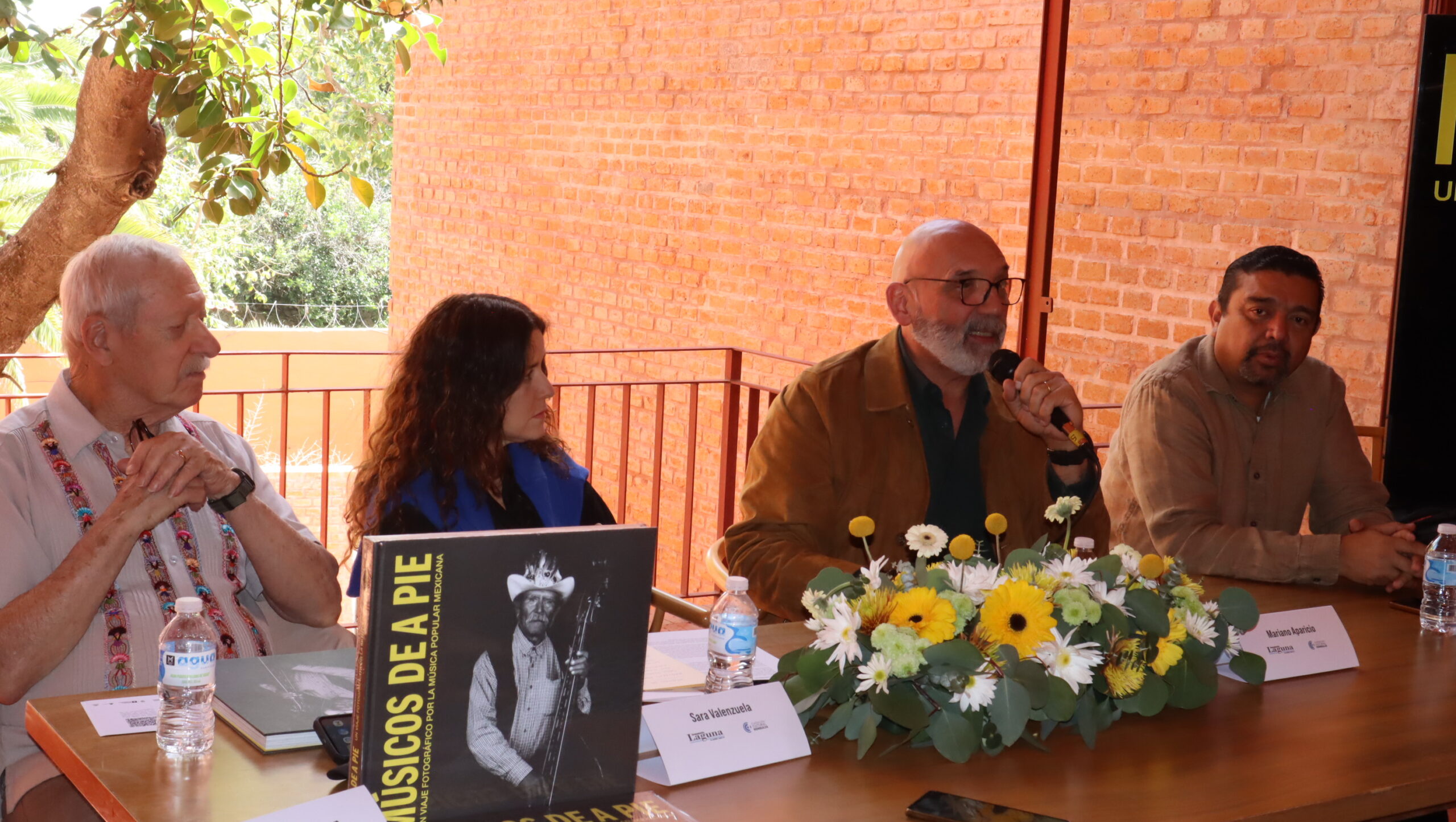Mariano Aparicio presents ‘Músicos de a pie’ book