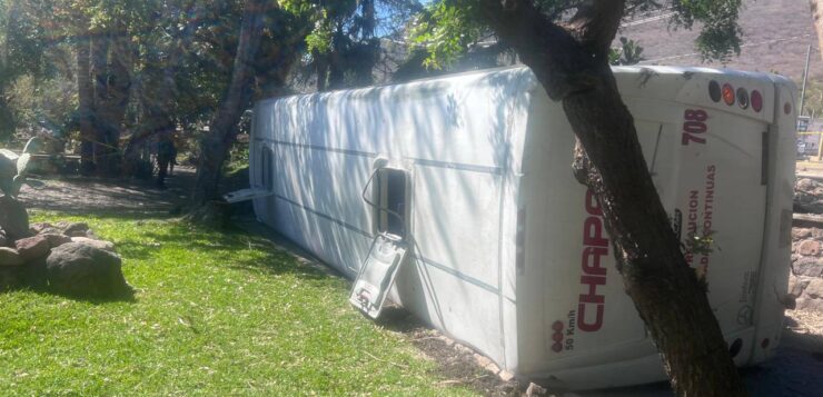 Passenger bus overturns near Jocotepec