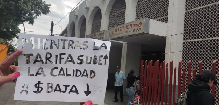 Small protest targets Chapala bus fare hike