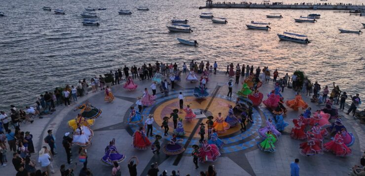 More than 2,000 dancers fill Chapala waterfront